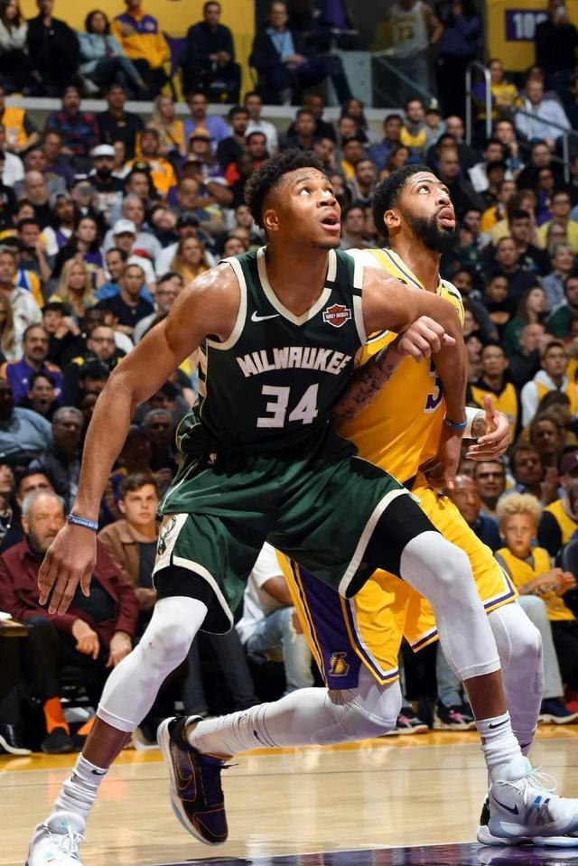 字母哥回归赛场,势不可挡首场状态亮眼,雄鹿观众沸腾!